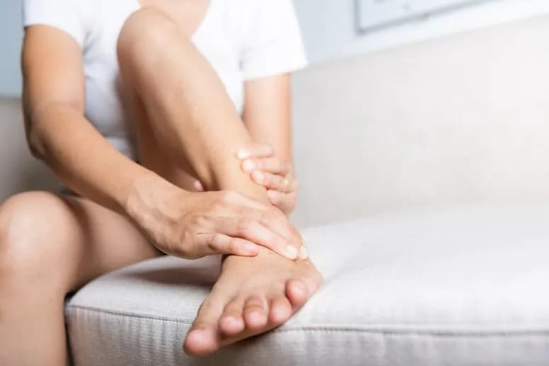 Jak skutecznie leczyć skręconą kostkę i uniknąć bólu?