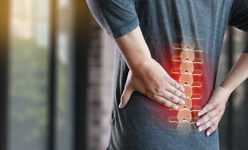 Ból pleców: ortopeda czy fizjoterapeuta - który specjalista pomoże?