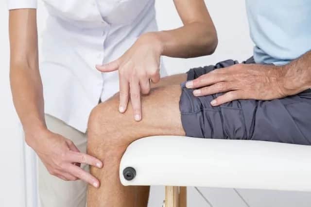 Skręcenie kolana ile zwolnienia – ile czasu potrzebujesz na powrót?