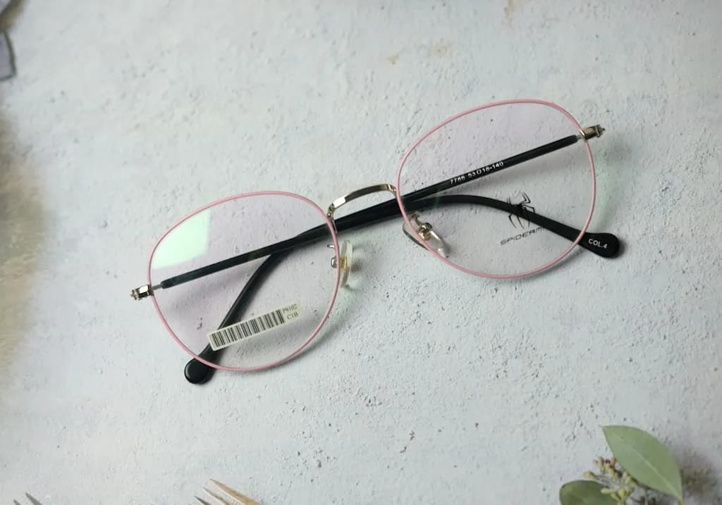 Czym różnią się okulary korekcyjne, przeciwsłoneczne i progresywne?