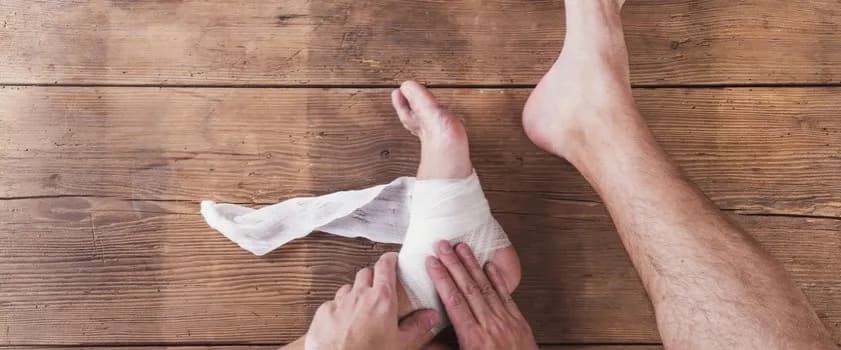 Skręcona kostka objawy: jak rozpoznać i uniknąć powikłań Skręcona kostka objawy: jak rozpoznać i uniknąć powikłań